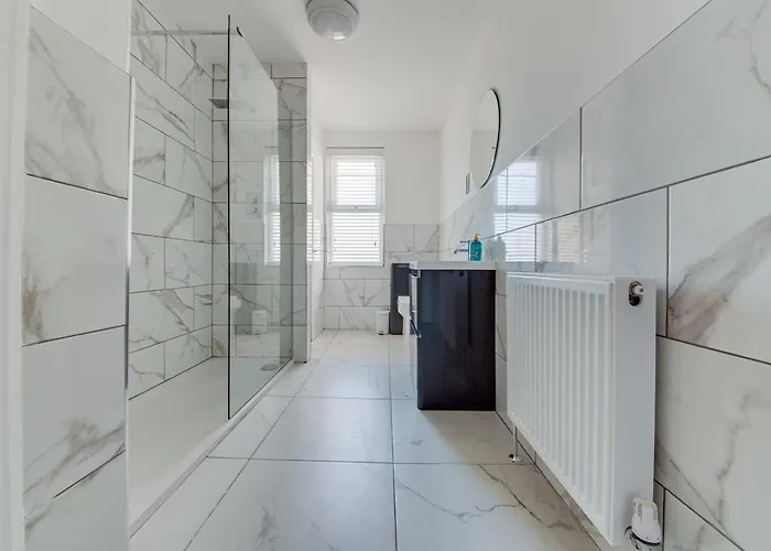 The Rockfield By Serene Stays Stylish 6Br Near Anfield With Bar Parking Virgin Media And Fast Wifi