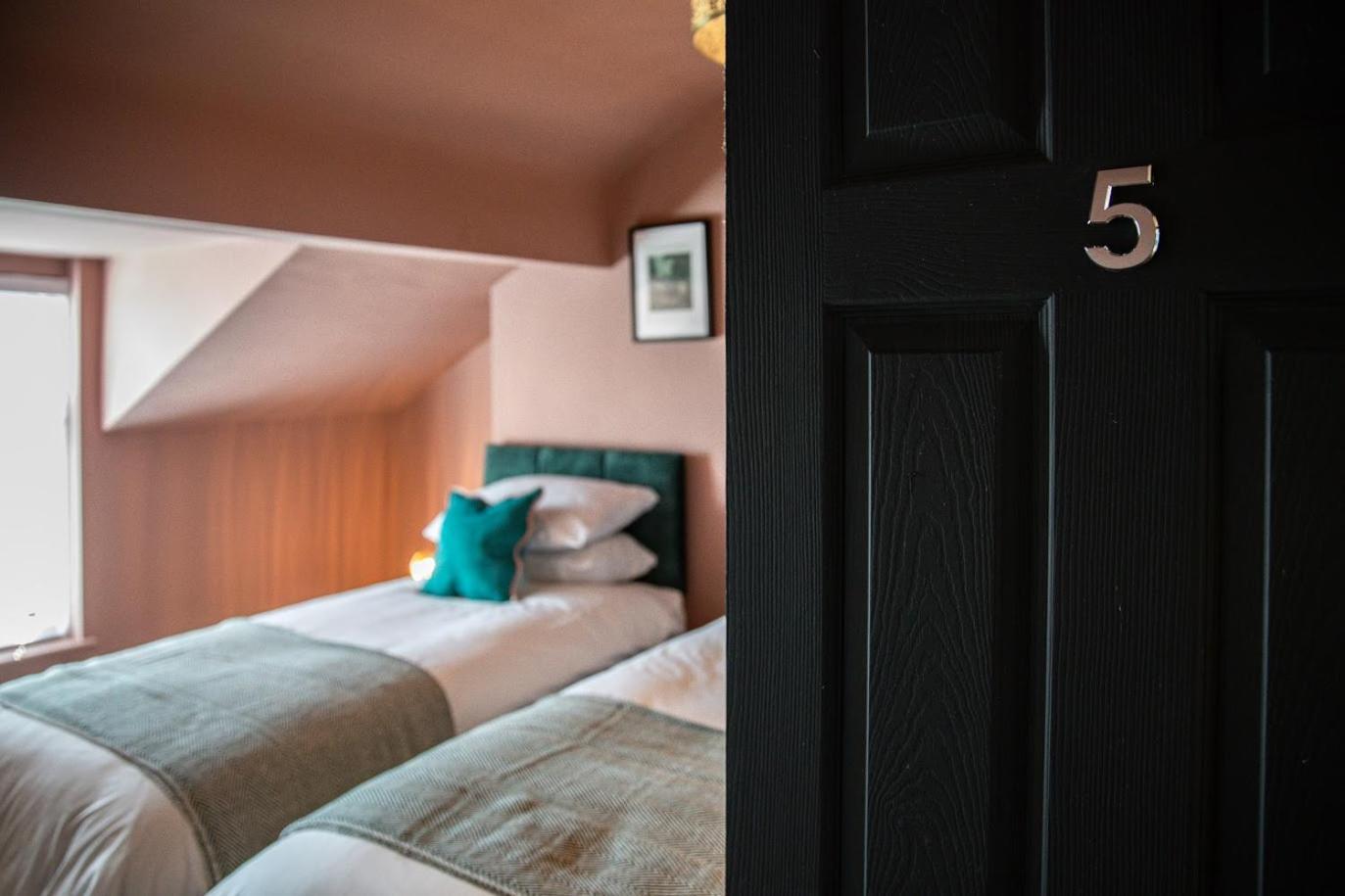 The Rockfield By Serene Stylish 6br Near Anfield With Bar Parking Virgin Media And Fast Wifi *