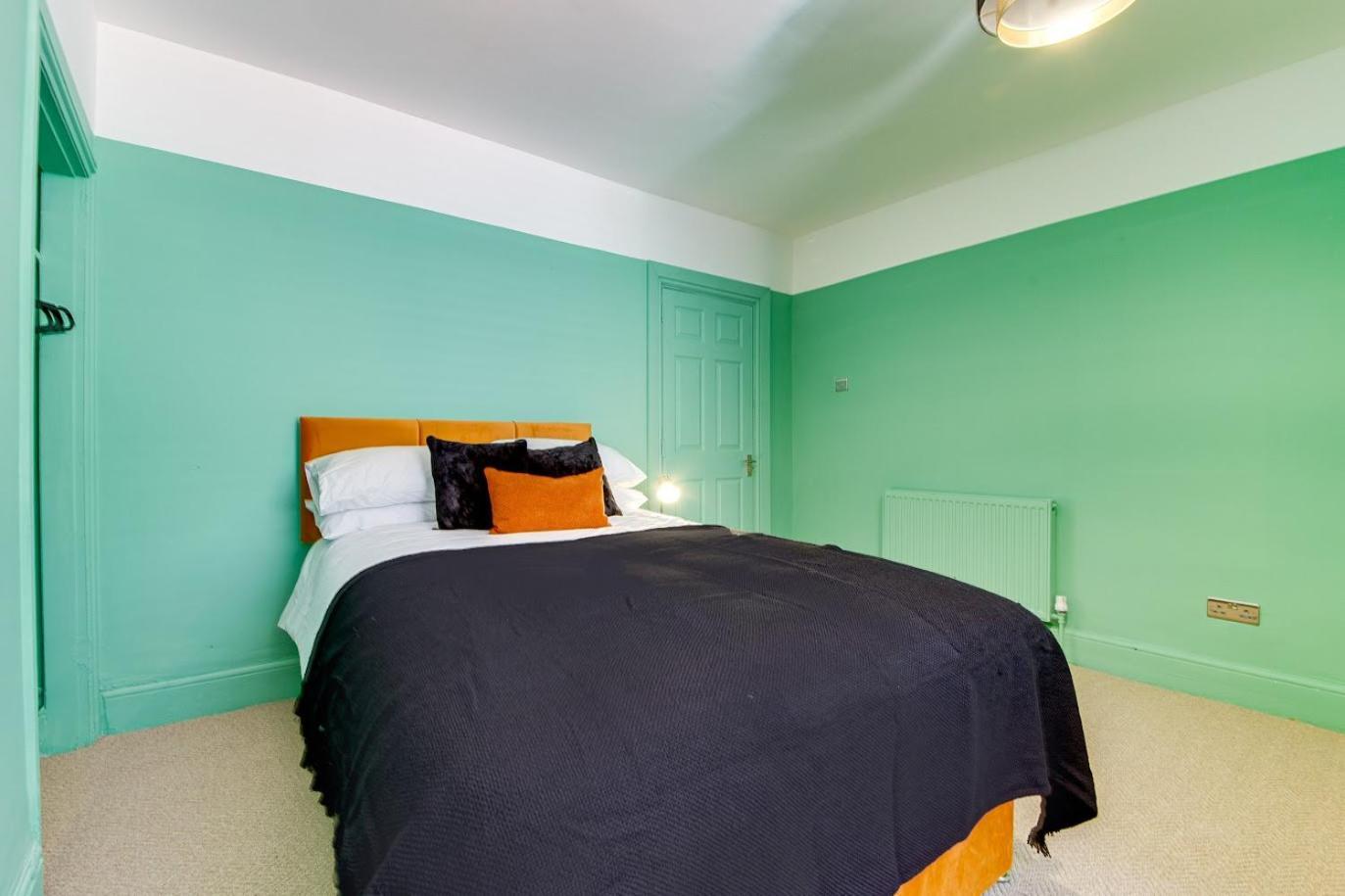 The Rockfield By Serene Stylish 6br Near Anfield With Bar Parking Virgin Media And Fast Wifi