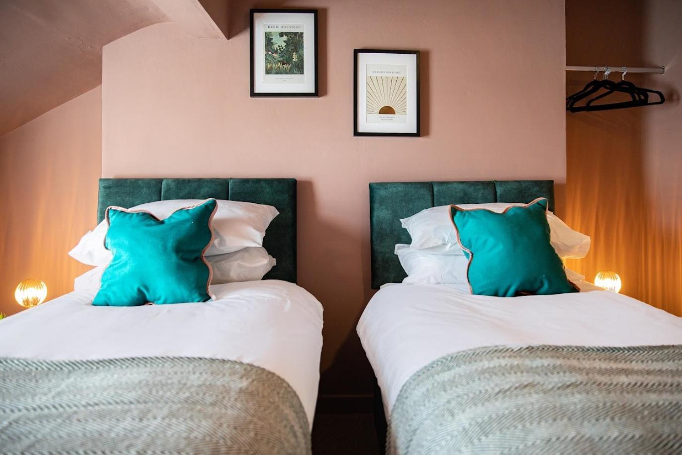 The Rockfield By Serene Stylish 6br Near Anfield With Bar Parking Virgin Media And Fast Wifi Gasthuis